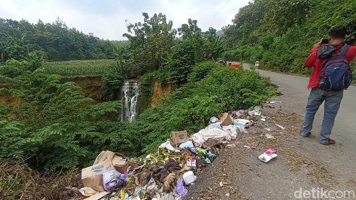 Kondisi jalan tergerus longsor di Desa Purwokerto Kecamatan Kayen, Kabupaten Pati, Rabu (16/4/2025).