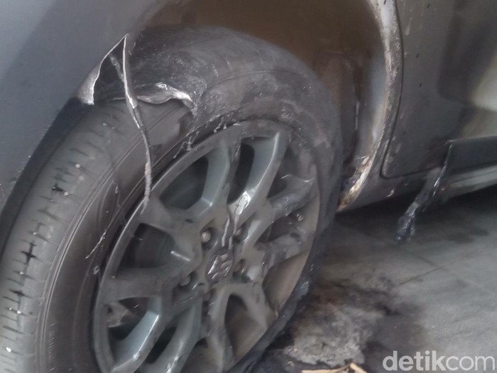 Kondisi mobil Ertiga yang terbakar di rumah keluarga aktivis LSM di Klaten, Rabu (16/4/2025).