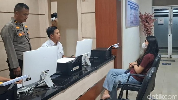 Korban saat melapor di SPKT Polda Sumsel.
