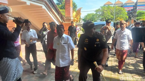 Gubernur Bali Wayan Koster saat menghadiri peresmian Bale Kertha Adyaksa di Gedung Kesenian Gde Manik Singaraja, Rabu (16/4/2025).