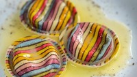 Kreasi ravioli yang disajikan dengan kuah creamy ini juga tampak unik. Ia menggabungkan beberapa warna pastel membentuk motif pelangi. Foto: Instagram @david_rivillo