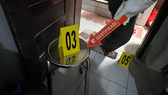 Kursi yang digunakan oleh korban untuk bunuh diri.
