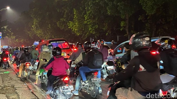Lalu lintas di Jalan Lenteng Agung, Jakarta Selatan arah Depok mengalami kemacetan malam ini. Banyak pemotor memilih beristirahat dulu di pinggir jalan. (Devi P/detikcom)