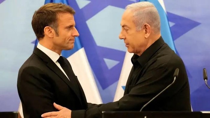 Israeli Prime Minister Benjamin Netanyahu and French President Emmanuel Macron embrace at a joint press conference, amid the Israeli-Hamas conflict, in Jerusalem, October 24, 2023. (File photo: Reuters)