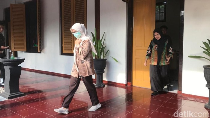 Mantan Bupati Blitar meninggalkan kantor Kejari Kabupaten Blitar.