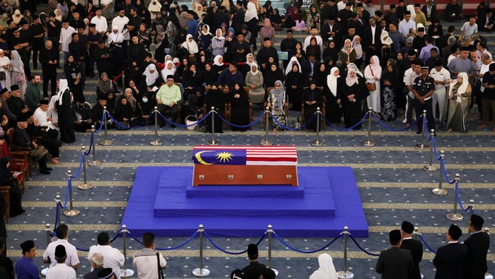 Members of the Malaysian Armed Forces carry the casket of former Prime Minister Abdullah Ahmad Badawi during his funeral ceremony at the National Mosque in Kuala Lumpur, Malaysia April 15, 2025. REUTERS/Hasnoor Hussain