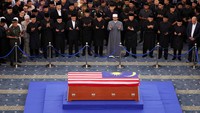 Peti jenazah Abdullah yang dibungkus bendera nasional Malaysia dibawa menuju Makam Pahlawan, tempat ia disemayamkan. 