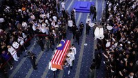 Mantan Perdana Menteri tersebut meninggal pukul 19.10 (11.10 GMT) pada hari Senin (14/4) di Institut Jantung Nasional di ibu kota Kuala Lumpur, kata menantu laki-lakinya sekaligus mantan menteri kesehatan Khairy Jamaluddin dalam sebuah unggahan di Instagram, tanpa menyebutkan penyebab kematiannya. 