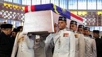 Abdullah menjadi perdana menteri kelima Malaysia pada tahun 2003, menyusul pengunduran diri pemimpin veteran Mahathir Mohamad setelah 22 tahun memimpin. Ia mengundurkan diri pada tahun 2009, setahun setelah pemilu yang menyebabkan koalisi Barisan Nasional yang saat itu berkuasa kehilangan mayoritas super parlemennya untuk pertama kalinya dalam sejarah negara tersebut. 