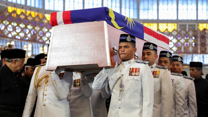 Mantan PM Malaysia Abdullah Ahmad Badawi Disemayamkan dengan Upacara Kenegaraan Members of the Malaysian Armed Forces carry the casket of former Prime Minister Abdullah Ahmad Badawi during his funeral ceremony at the National Mosque in Kuala Lumpur, Malaysia April 15, 2025. REUTERS/Hasnoor Hussain