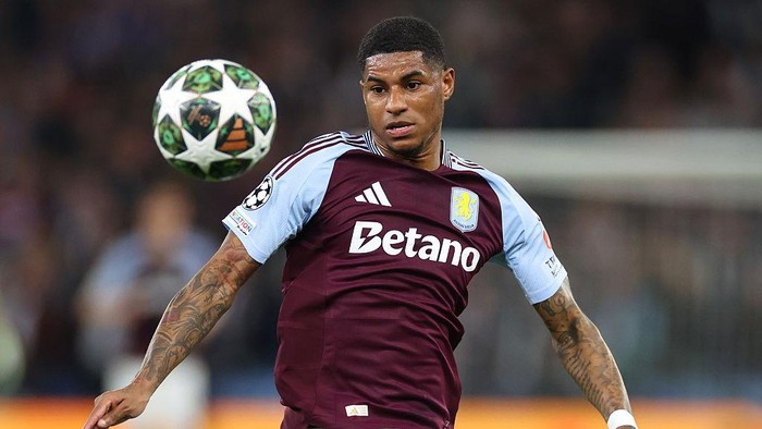 BIRMINGHAM, ENGLAND - APRIL 15: Marcus Rashford of Aston Villa controls the ball during the UEFA Champions League 2024/25 Quarter Final Second Leg match between Aston Villa FC and Paris Saint-Germain at Villa Park on April 15, 2025 in Birmingham, England. (Photo by Marc Atkins - AVFC/Aston Villa FC via Getty Images)