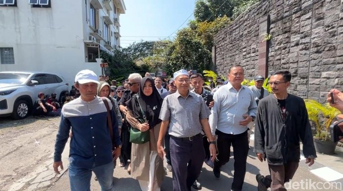 Massa aksi datangi rumah Jokowi di Solo, Banjarsari, Solo, Rabu (18/4/2025)
