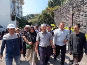 Momen Jokowi Unjuk Ijazah ke Wartawan Lalu Tolak Perlihatkan ke Massa TPUA