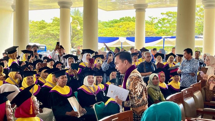 Mendukbangga/BKKBN saat mewisuda lansia di Palembang.