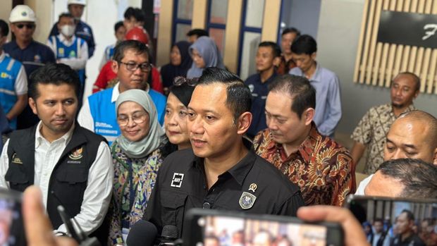 Menko AHY mengunjungi PLTSa Benowo, Surabaya bersama Wagub Jatim Emil Dardak.