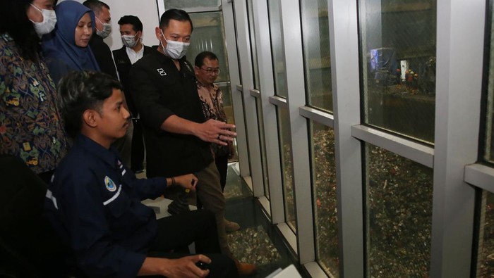 Menko AHY saat meninjau pengolahan sampah menjadi energi listrik di PSEL Benowo, Surabaya.
