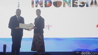 Menteri Pariwisata Widiyanti Putri Wardhana menyerahkan buku tentang potensi wisata Indonesia kepada UN Tourism Secretary Zunab Pololikashvili sebelum diskusi panel Tourism Doing Business: Investing in Indonesia di Jakarta, Rabu (16/5/2025).  