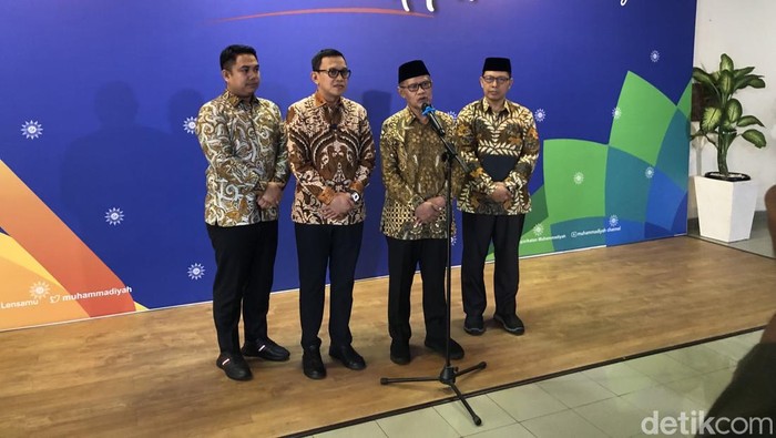 Ketum PP Muhammadiyah Haedar Nashir (tengah kanan) bersama Menteri P2MI Abdul Kadir Karding (tengah kanan) di kantor PP Muhammadiyah Kota Jogja, Rabu (16/4/2025).