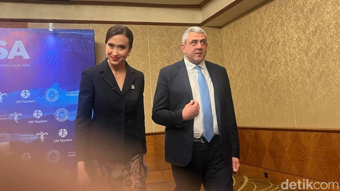 Menteri Pariwisata Widiyanti Putri Wardhana (tengah) bersama Ketua CAP UN Tourism dari Filipina Esperanza Christina Garcia Frasco  dan Sekretaris General UN Tourism Zurab Pololikashvili