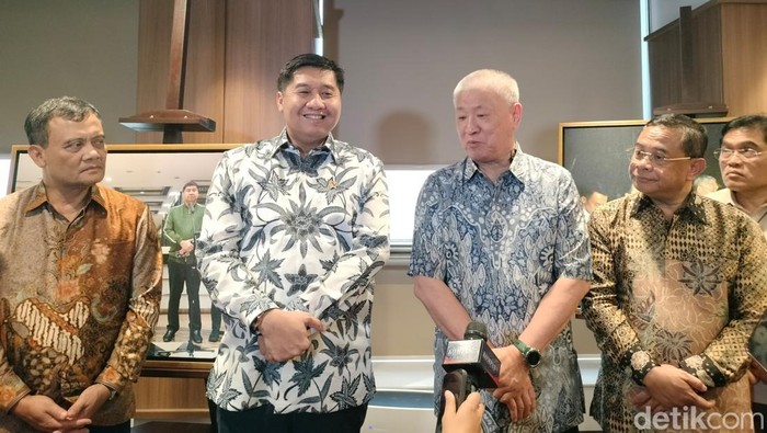 Menteri Perumahan dan Kawasan Permukiman (PKP) Maruarar Sirait  bersama Pendiri Agung Sedayu Group Sugianto Kusuma (Aguan), dan Gubernur Jawa Tengah Ahmad Luthfi.