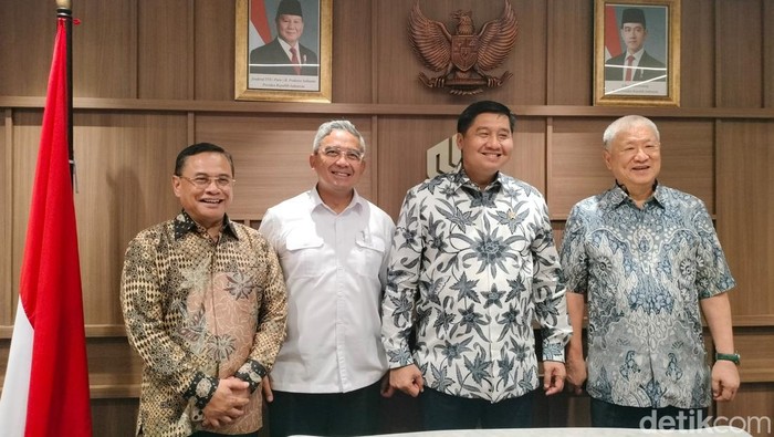 Menteri Perumahan dan Kawasan Permukiman (PKP) Maruarar Sirait dan Aguan (kanan)