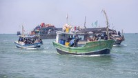 Warga menaiki perahu untuk mengikuti prosesi larung sesaji saat tradisi pesta laut atau nadran nelayan di Karangsong, Indramayu, Jawa Barat, Rabu (16/4/2025).