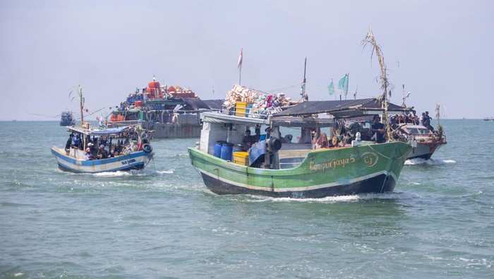 Meriahnya Tradisi Nadran Pesta Laut di Indramayu Warga menaiki perahu untuk mengikuti prosesi larung sesaji saat tradisi pesta laut atau nadran nelayan di Karangsong, Indramayu, Jawa Barat, Rabu (16/4/2025). Tradisi nadran atau pesta laut nelayan Karangsong itu biasa digelar dua tahun sekali sebagai bentuk syukur nelayan atas hasil tangkapan ikan. ANTARA FOTO/Dedhez Anggara/wpa.