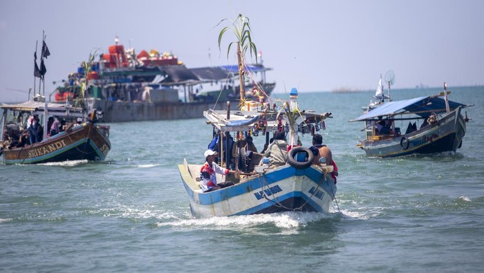 Warga menaiki perahu untuk mengikuti prosesi larung sesaji saat tradisi pesta laut atau nadran nelayan di Karangsong, Indramayu, Jawa Barat, Rabu (16/4/2025). Tradisi nadran atau pesta laut nelayan Karangsong itu biasa digelar dua tahun sekali sebagai bentuk syukur nelayan atas hasil tangkapan ikan. ANTARA FOTO/Dedhez Anggara/wpa.