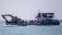 Tradisi ini digelar sebagai bentuk syukur nelayan atas hasil tangkapan ikan.