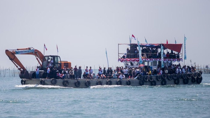 Meriahnya Tradisi Nadran Pesta Laut di Indramayu Warga menaiki perahu untuk mengikuti prosesi larung sesaji saat tradisi pesta laut atau nadran nelayan di Karangsong, Indramayu, Jawa Barat, Rabu (16/4/2025). Tradisi nadran atau pesta laut nelayan Karangsong itu biasa digelar dua tahun sekali sebagai bentuk syukur nelayan atas hasil tangkapan ikan. ANTARA FOTO/Dedhez Anggara/wpa.