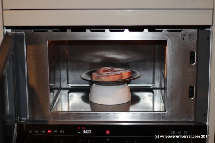 pria ini masak di kantor pakai microwave sampai meledak