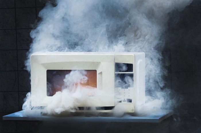pria ini masak di kantor pakai microwave sampai meledak