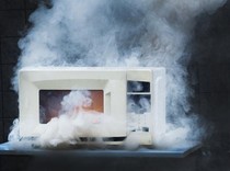 Pria Ini Masak Steak dan Sup Pakai Microwave Sampai Meledak