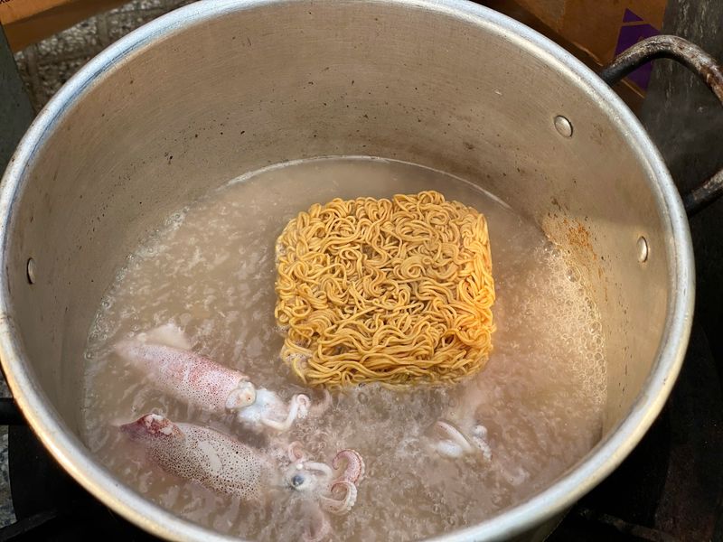kreasi mie instan viral di Vietnam ini diracik dengan cumi-cumi rebus