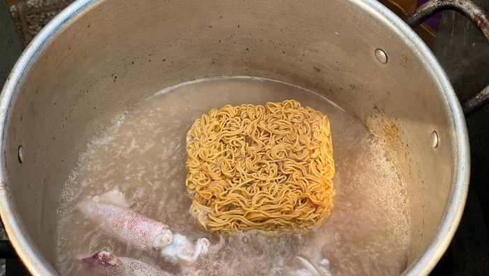 kreasi mie instan viral di Vietnam ini diracik dengan cumi-cumi rebus