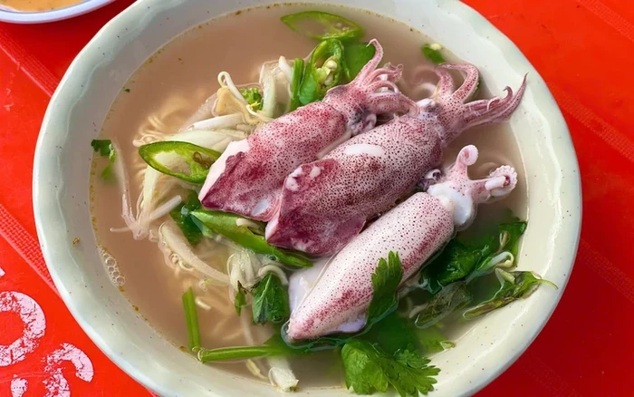 kreasi mie instan viral di Vietnam ini diracik dengan cumi-cumi rebus