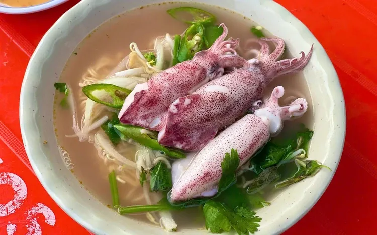 kreasi mie instan viral di Vietnam ini diracik dengan cumi-cumi rebus
