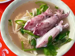 Gurih Segar! Kreasi Mie Instan Topping Cumi Viral di Vietnam