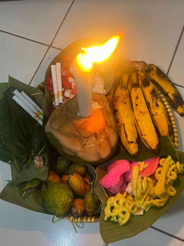 Momen ulang tahun ini berlangsung penuh tawa karena teman-temannya malah sajen sebagai pengganti kue ulang tahun bikin ngakak. Unggahan tersebut langsung viral di media sosial