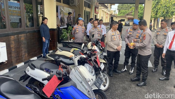 Motor hasil curian 3 pria komplotan curanmor disita polisi di Mapolres Parepare.