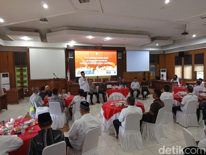 Suasana rapat koordinasi pimpinan daerah dalam rangka deteksi dini dan cegah dini potensi konflik sosial di masyarakat di Ruang Bina Karya Kompleks Setda Kabupaten Magelang, Rabu (16/4/2025).