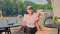 Terakhir ada momennya saat nongkrong di sebuah kafe yang ada di Gelora Bung Karno (GBK). Usai jogging, ia langsung mampir ke kafe. Foto: Instagram @nathalieholscher
