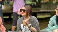 Di Instagram, mantan istri Sule ini kerap membagikan momen kulinerannya. Salah satunya saat sedang menikmati es kopi saat menemani putranya bermain di kolam ikan. Foto: Instagram @nathalieholscher