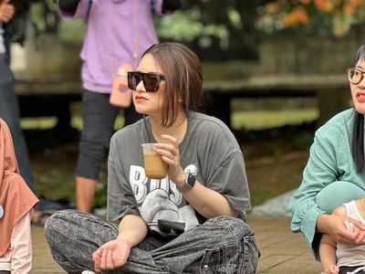 Gaya Keren Nathalie Holscher saat Jajan Es Kopi