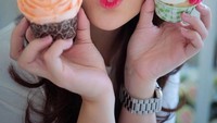 Ini adalah momennya saat menikmati cupcakes. Tak tanggung-tanggung, ia langsung mencicipi dua varian sekaligus. Foto: Instagram @nathalieholscher