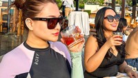 Ada juga keseruannya saat nongkrong bersama temannya di sebuah beach club. Ini momennya saat bersantai sambil menikmati minuman segar. Foto: Instagram @nathalieholscher