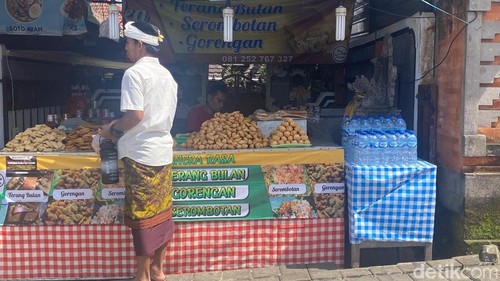 Pedagang di wilayah Manik Mas, Pura Agung Besakih, saat IBTK, Rabu (16/4/2025). (I Wayan Selamat Juniasa)