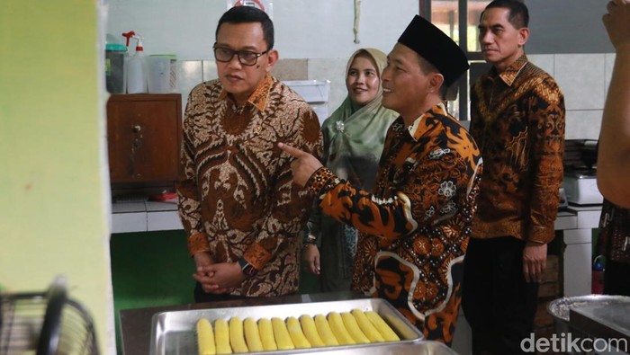 Bambang Sutrisno, purna pekerja migran Indonesia (PMI) saat menerima kunjungan Menteri Perlindungan Pekerja Migran Abdul Kadir Karding (berdiri di tengah) di Godean, Sleman, Rabu (16/4/2025).