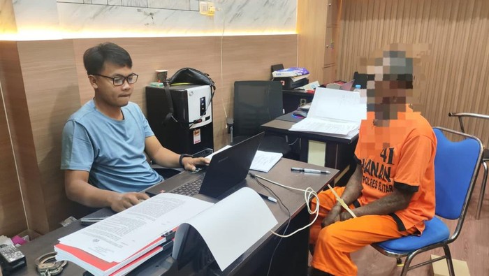 Pelaku KDRT anak di Blitar saat diperiksa di kantor polisi