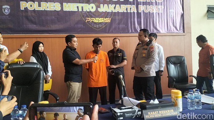 Pelaku pelecehan seks di Stasiun Tanah Abang kini berbaju tahanan.